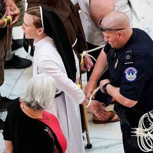 “El Evangelio nos obliga a actuar”: arrestados religiosos en EE. UU.  que manifestaban contra las políticas&nbsp;migratorias